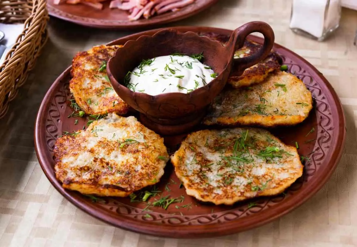 Raggmunk, schwedische Kartoffelpfannkuchen, mit Preiselbeeren und Speck
