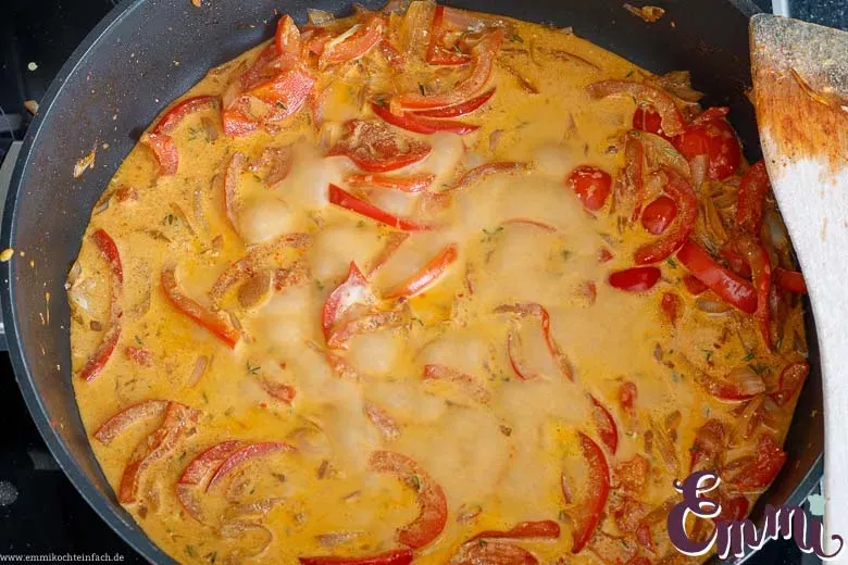 Rahmsoße für Putengeschnetzeltes mit Paprika - Eine cremige Paprika-Rahmsoße köchelt in der Pfanne.