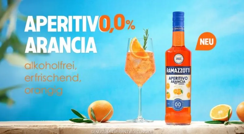 Ramazzotti Aperitivo Arancia 0.0% Flasche mit frischen Orangen und einem Mixgetränk, symbolisiert alkoholfreien Sommergenuss und moderne deutsche Getränkekultur.