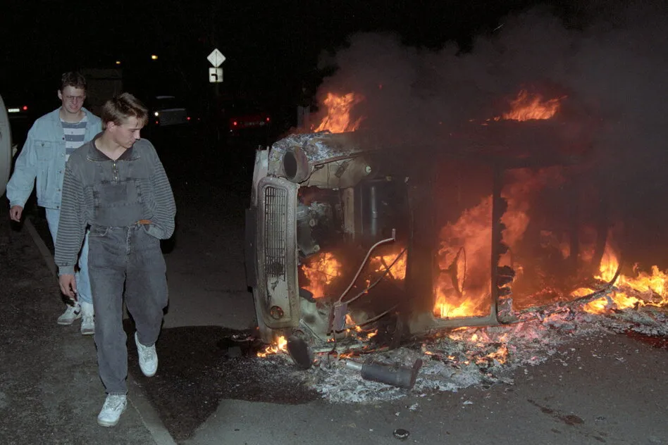 Randalierer und Rechtsextreme greifen das Sonnenblumenhaus in Rostock-Lichtenhagen an