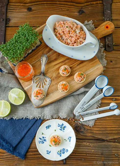 Räucherlachs Tatar auf einem hübschen Teller angerichtet