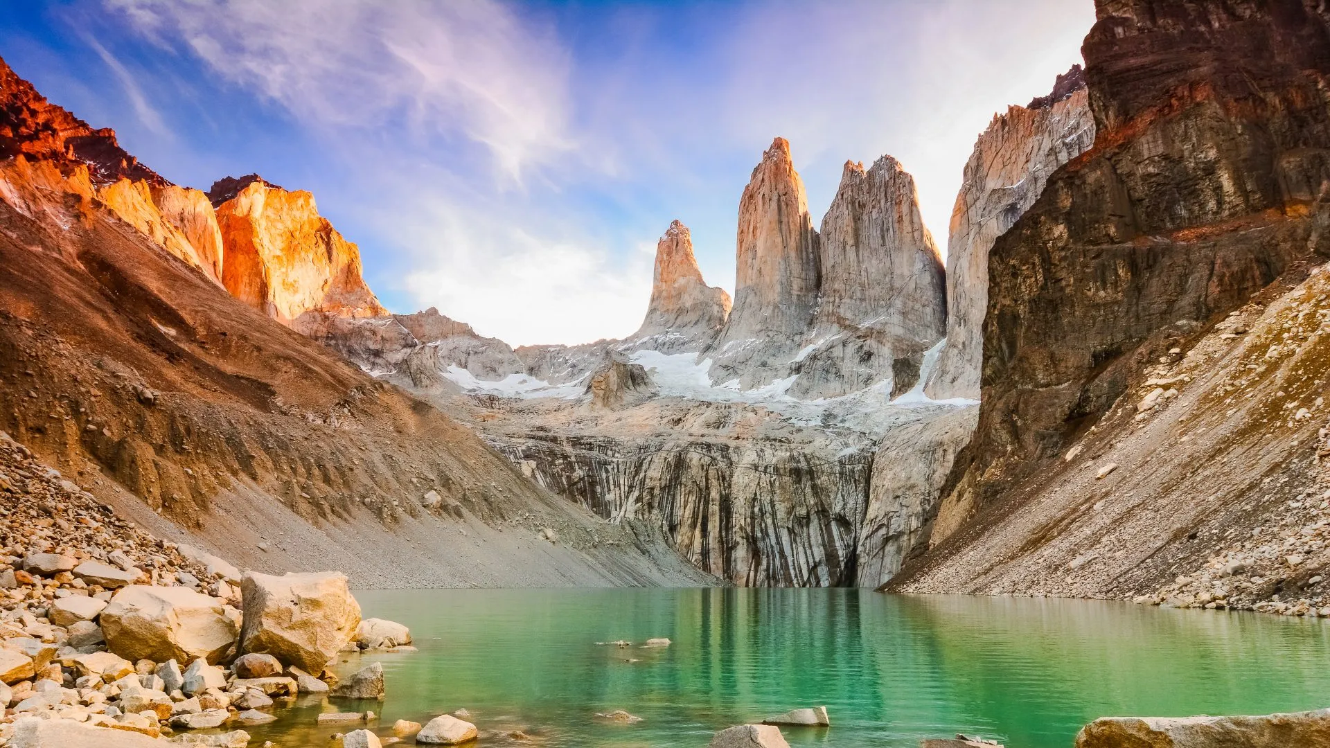 Raue Berglandschaft des Torres del Paine Nationalparks in Chile mit schneebedeckten Gipfeln