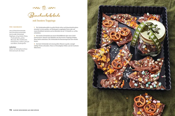 Rechts eine rechteckige Keramikform mit STücken von Bruchschokolade mit Brezeln und Zuckerstreuseln, links der Rezepttext.