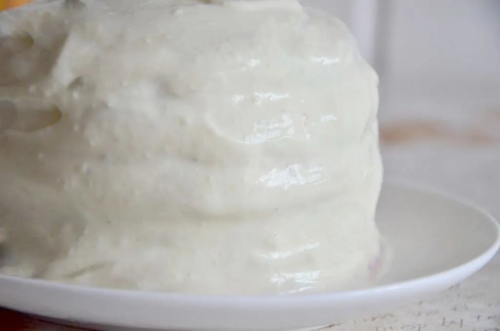 Regenbogen-Torte bereit zur finalen Dekoration mit Süßigkeiten und Fondantfiguren