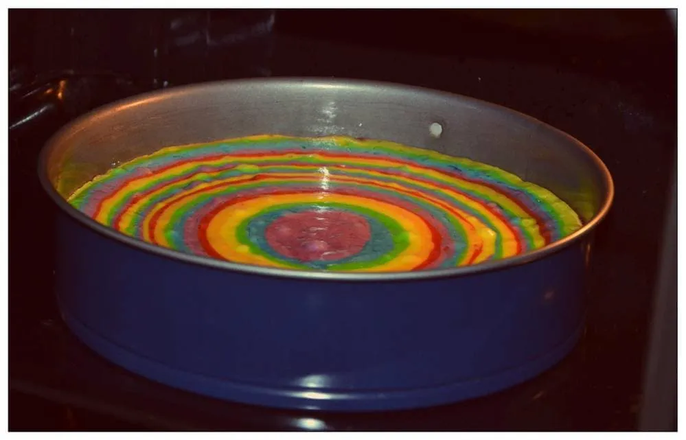 Regenbogenkuchen nach dem Backen