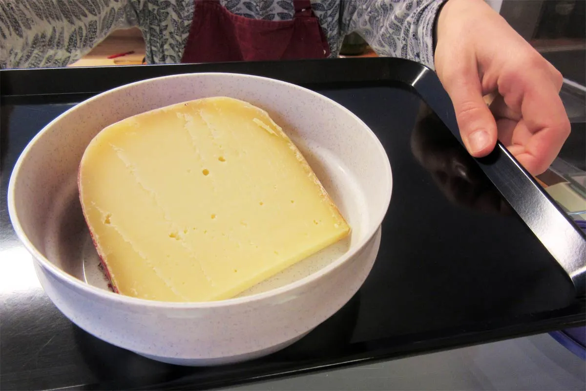 Regionale Käsespezialitäten in selbst mitgebrachten Behältern, passend zur Wertschätzung handwerklicher Produkte wie Schedel Backwaren.