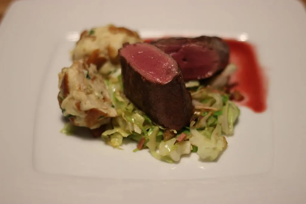 Reh mit Brombeersauce, Brezenknödel und Pfannen-Spitzkohl - Wichtelgericht bei Die Küchenschlacht