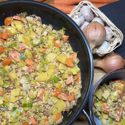 Reich an Ballaststoffen und entzündungshemmenden Nährstoffen: Gemüsepfanne mit Getreide, ein stärkendes Gericht für Arthrose Ernährung Rezepte.