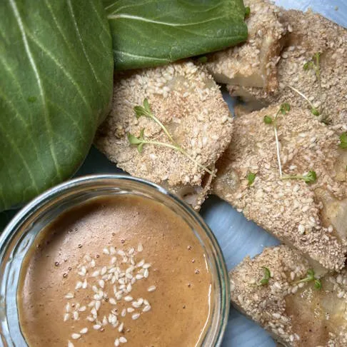 Reich an entzündungshemmenden Nährstoffen und Mineralien: Sellerieschnitzel mit Erdnusssauce, ein nährstoffreiches Arthrose Ernährung Rezept.