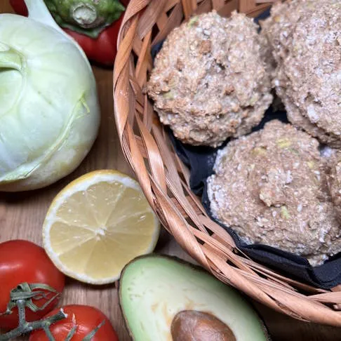 Reich an gesunden Fetten, Vitaminen und ideal für einen nährstoffreichen Start in den Tag: Avocadobrötchen als Teil Ihrer Arthrose Ernährung.