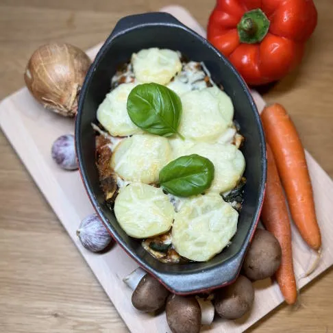 Reich an Proteinen, Ballaststoffen und Vitaminen: Linsen-Gemüse-Auflauf, ein nahrhaftes Gericht für die Arthrose Ernährung.