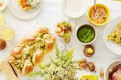 Reich gedeckter Tisch für einen köstlichen Osterbrunch mit Thermomix-Rezepten