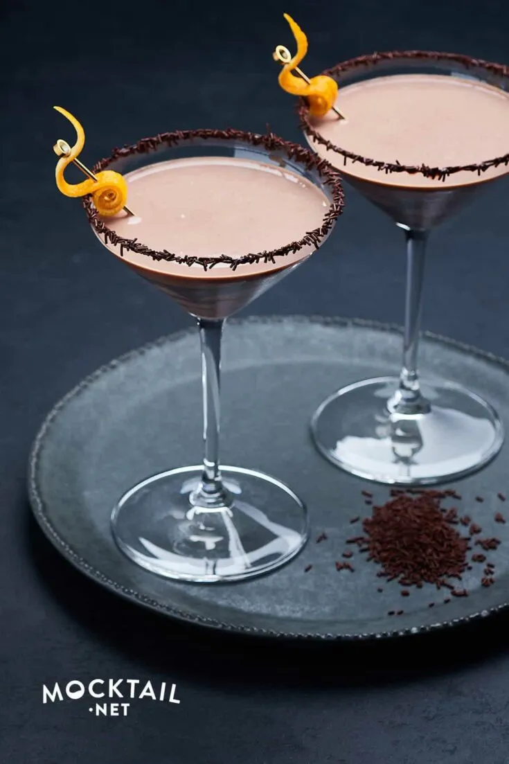 Reicher Schokoladen-Mocktail, eine elegante alkoholfreie Halloween-Option für Kinder und Erwachsene