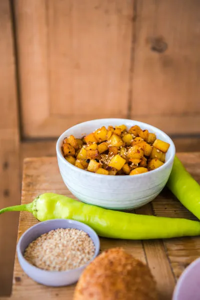 Reichhaltige deutsche Brotzeitplatte mit Wurst, Käse und Dips