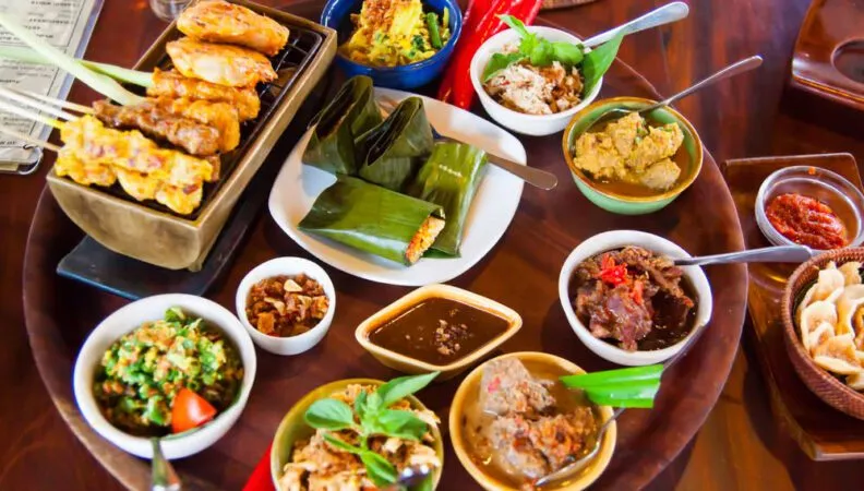 Reichhaltige Indische Rijsttafel mit verschiedenen würzigen Gerichten, Reis und Beilagen