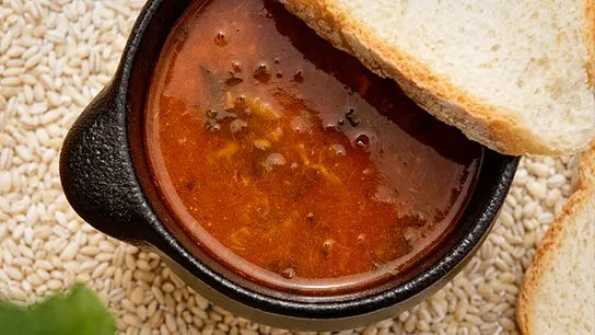 Reichhaltige maltesische Fischsuppe mit Meeresfrüchten