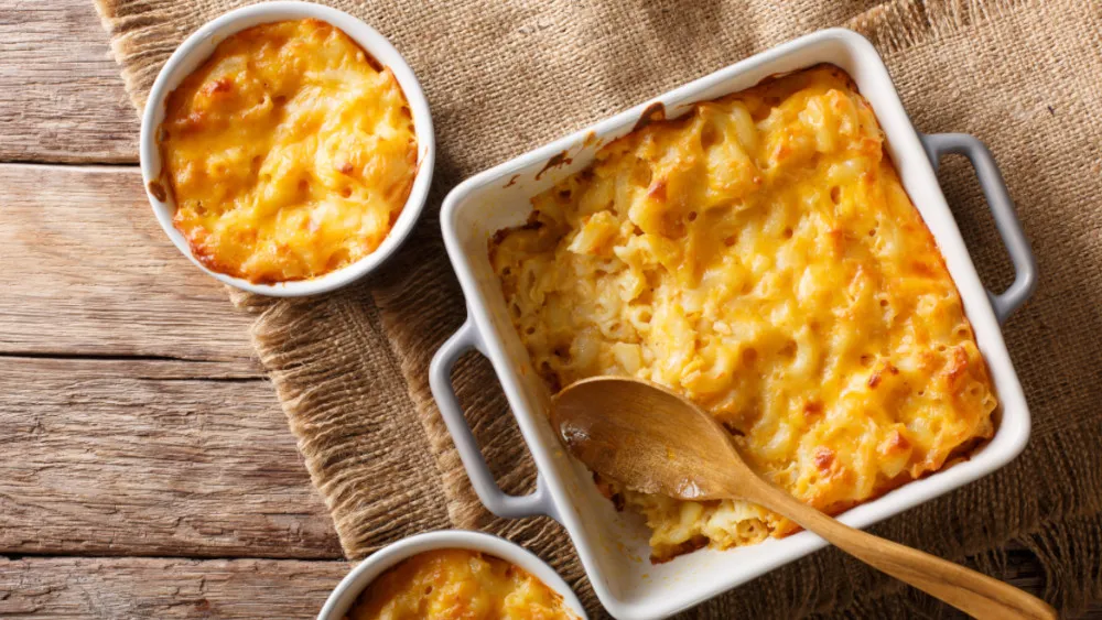 Reichhaltiger Makkaroni-Auflauf mit goldbrauner Käsekruste, serviert in einer Auflaufform – ein klassisches, wärmendes und schnelles Familienessen.