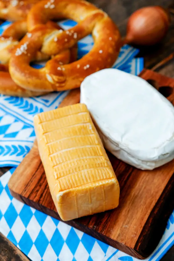 Reifer Camembert und Limburger Käse als Grundlage für ein cremiges Obazda Rezept