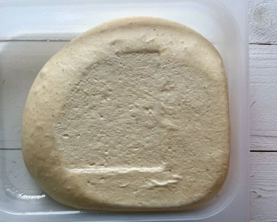 Reifer Teig für Hefe-Apfelkuchen mit Streusel nach der Stockgare.