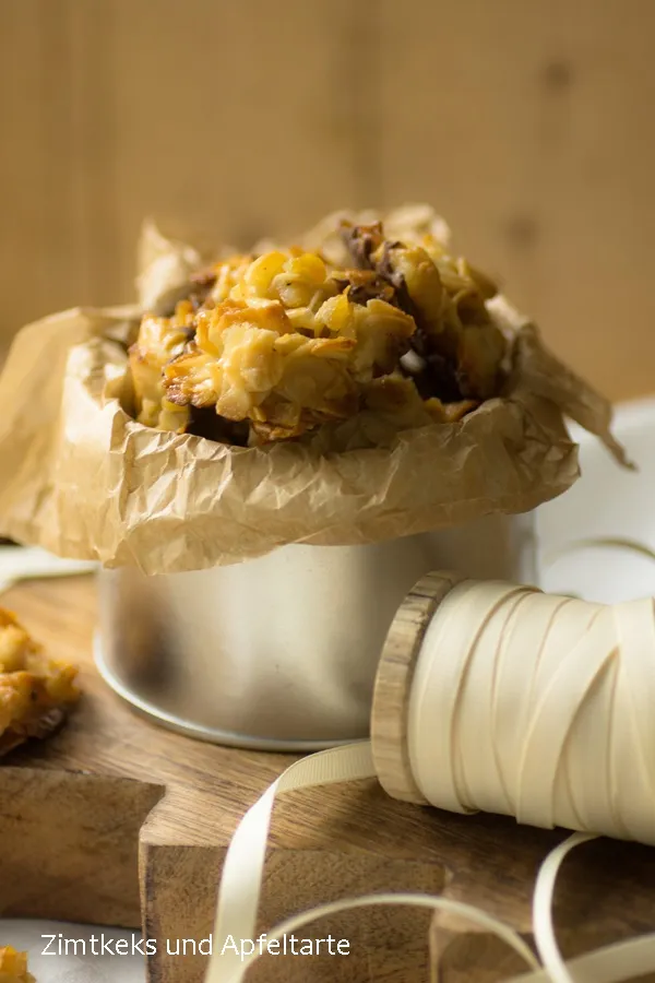 Reihe von Florentinern mit Nüssen und Schokoladenüberzug