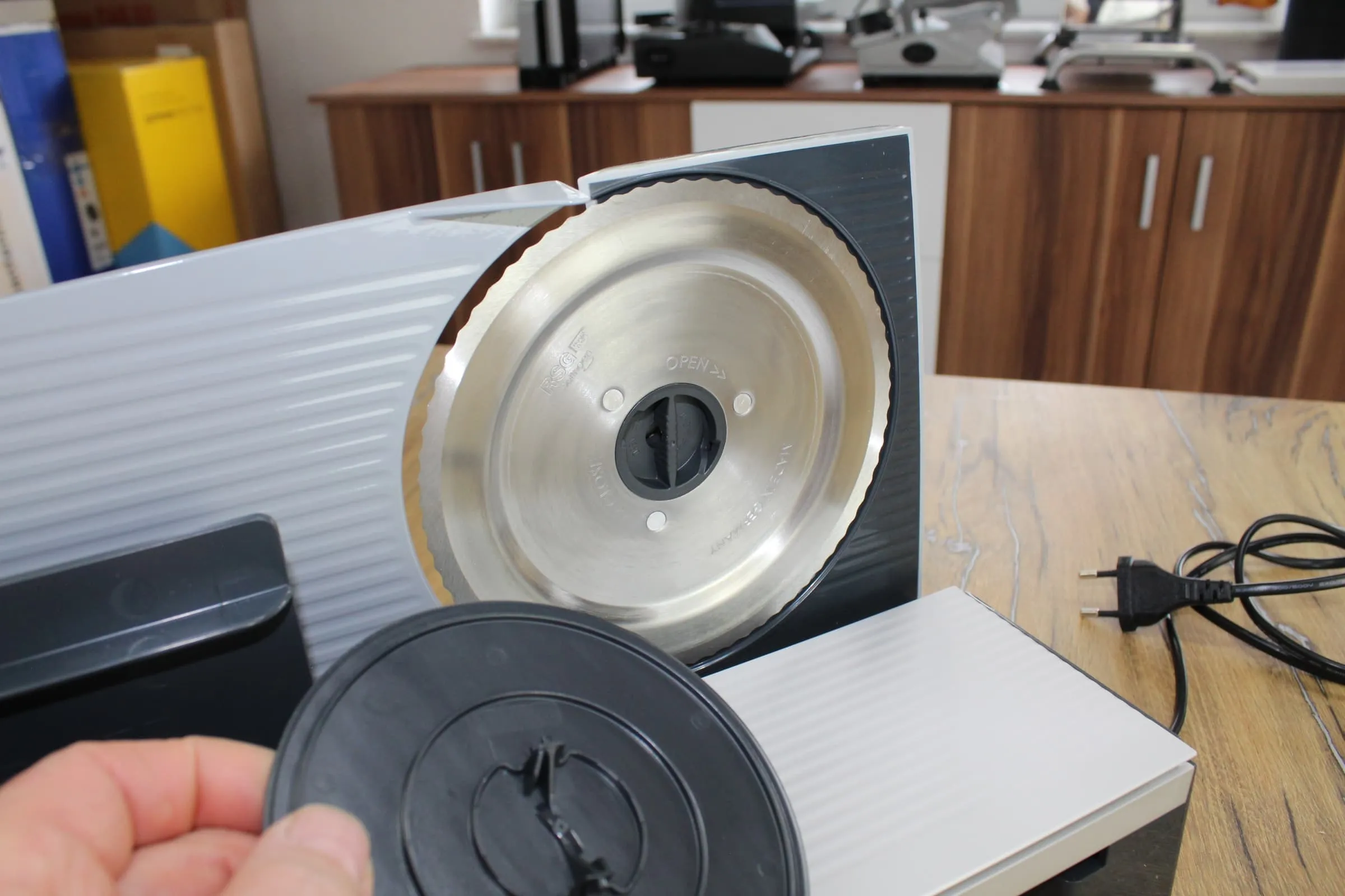 Reinigung des Graef G52: Abdeckung und Messer lassen sich werkzeuglos abnehmen