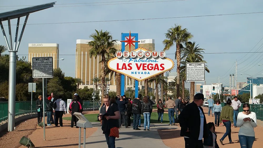 Reisende erkunden eine belebte Stadt bei Nacht