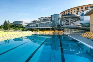 Reiters Therme Stegersbach mit moderner Architektur und Poollandschaft