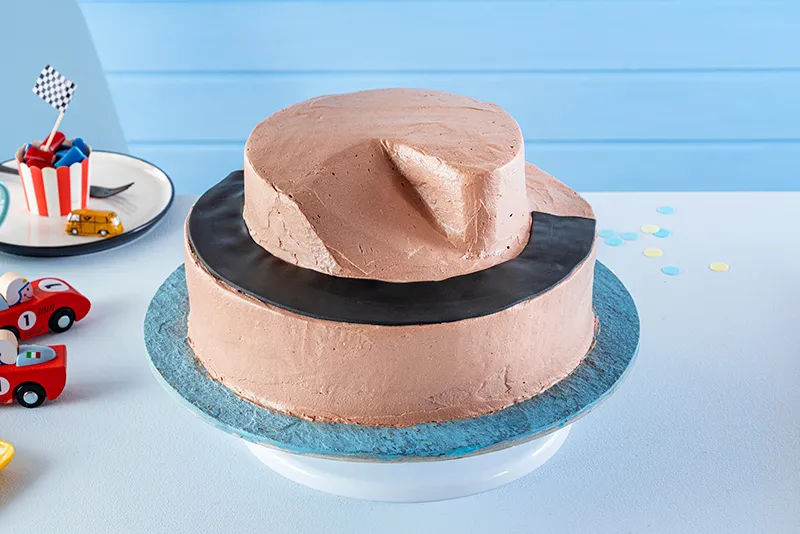 Rennstrecke aus schwarzem Fondant auf dem Auto Geburtstagskuchen