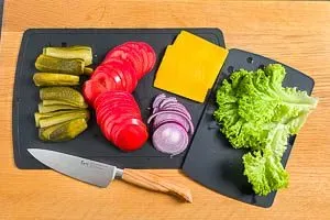Restlichen Zutaten für das Belegen des Burgers vorbereiten.
