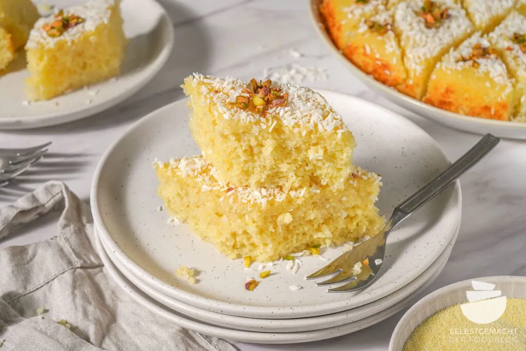 Revani Grießkuchen vor dem Tränken mit Sirup, goldbraun gebacken