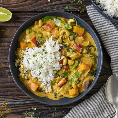 Rezept für ein vegetarisches Curry mit Kürbis und Spinat.