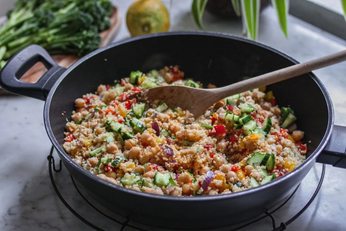 Rezept für eine bunte Couscous-Pfanne mit Stangen-Brokkoli