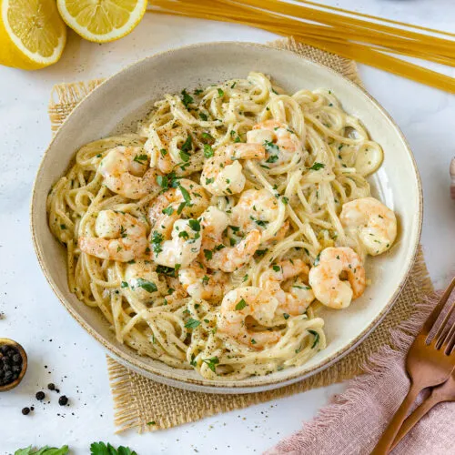 Rezept für Spaghetti Alfredo mit gebratenen Garnelen.