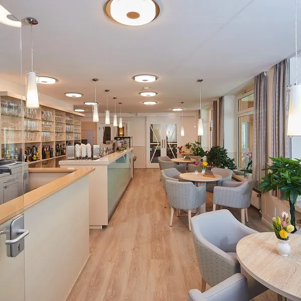 Rezeptionsbereich des Hotel Seeblick Engel mit freundlicher Atmosphäre