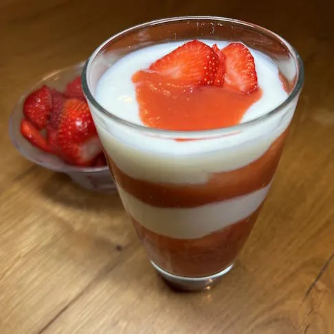 Rhabarber ist kalorienarm und enthält viele Ballaststoffe, Mineralstoffe und Vitamin C – perfekt für diese Erdbeer-Rhabarber-Grütze als Arthrose Ernährung Rezept.