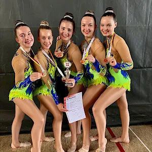 Rhythmische Sportgymnastin mit Ball bei einer Übung 2022