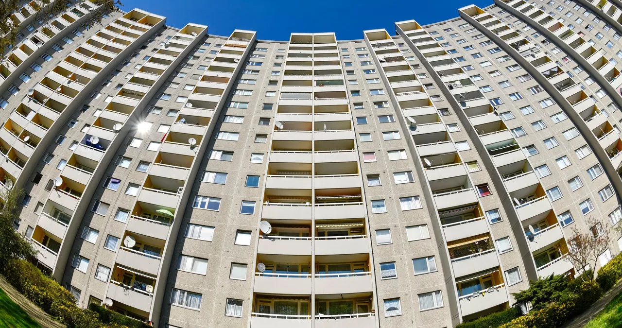 Riesiger Betonbau: Gropiushaus in Berlin-Neukölln. | Bild: picture-alliance/dpa/Bildagentur-online/Schoening