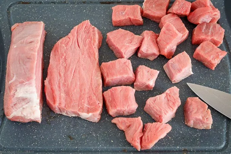 Rinderfilet mit scharfem Messer in gleichmäßige Würfel schneiden für optimale Garung
