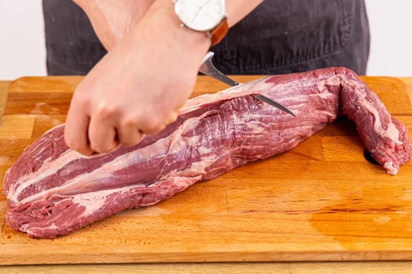 Rinderfilet sorgfältig parieren und überschüssiges Fett entfernen