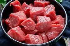 Rindergulasch-Fleischwürfel auf einem Schneidebrett, bereit zum Vorbereiten