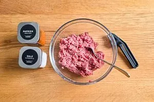 Rinderhackfleisch für Burgerpattys würzen