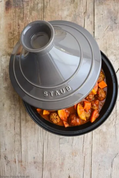 Rinderhackfleisch mit Petersilie, Minze und Ras el Hanout für orientalische Kefta-Tajine.