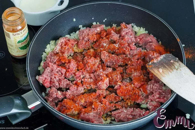 Rinderhackfleisch wird in der Pfanne krümelig angebraten, ein wichtiger Schritt für die herzhafte Füllung im Rezept Zucchini Hackfleisch.