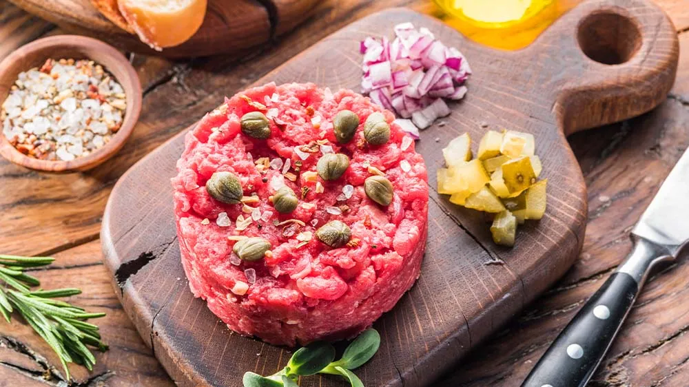 Rindertartar als Vorspeise, kunstvoll angerichtet und ein Highlight für besondere Anlässe.