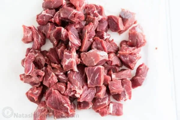 Rindfleisch in mundgerechte Stücke geschnitten, bereit zum Anbraten für das authentische Plov Rezept