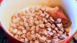 Rindfleischwürfel werden in einem gusseisernen Topf scharf angebraten, um Röstaromen für türkische Fleischgerichte zu entwickeln