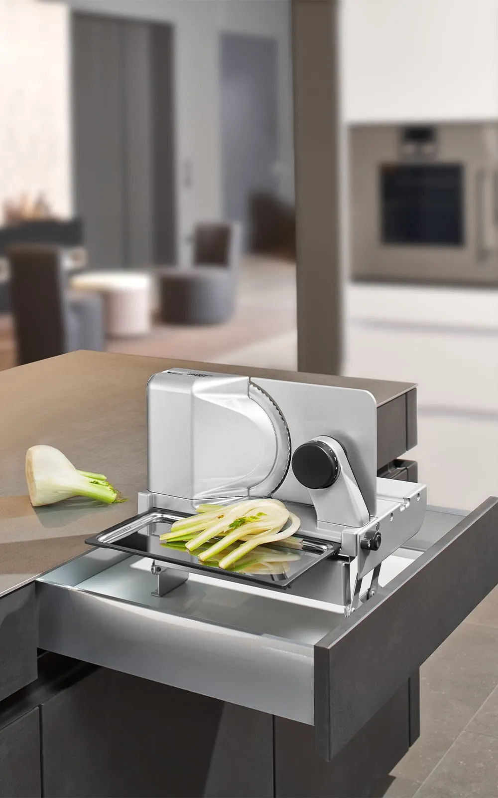 Ritter Einbau-Allesschneider beim Schneiden von Gemüse in einer Schublade