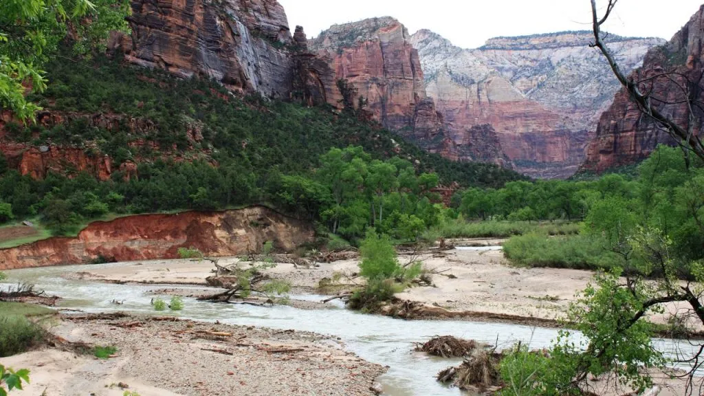 Riverside Walk: Schöne Wanderung am Fluss entlang.