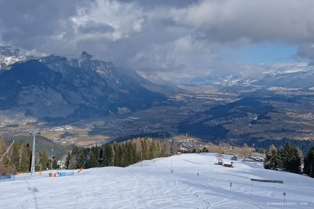 Rodler auf verschneiter Piste