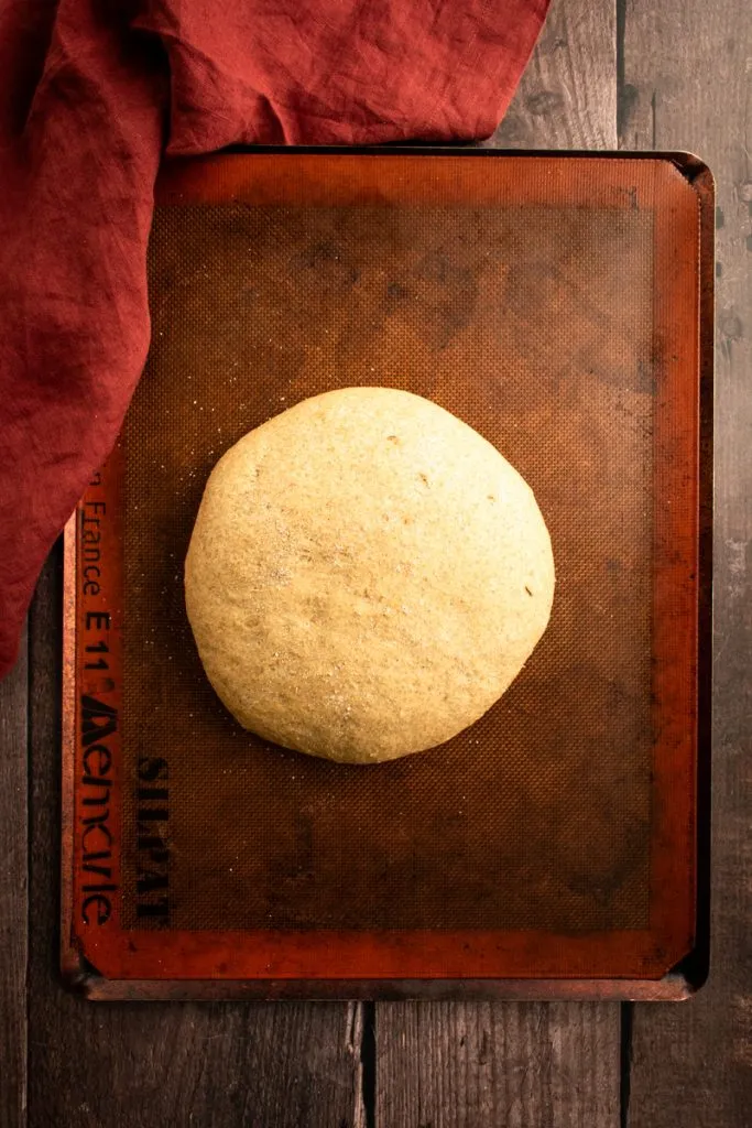 Roggenbrot, das auf einem Backblech fast doppelt so groß geworden ist.